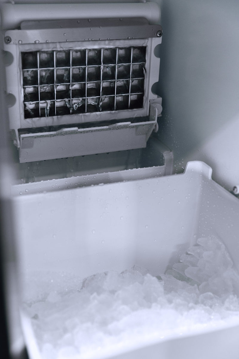 Load image into Gallery viewer, Summerset Grills 15" And 50 Lbs Capacity UL Outdoor Rated Ice Maker With Stainless Steel Door
